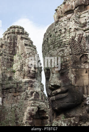 Buddha gigante si affaccia all'interno del tempio Bayon, Siem Reap Provincia, Angkor, Cambogia Foto Stock