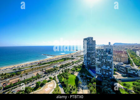 Vista aerea del Mediterraneo spiagge e moderni edifici di Barcellona nell'area di Diagonal Mar Catalogna Spagna Foto Stock