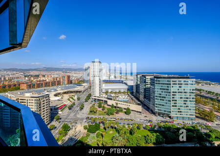 Vista aerea del Mediterraneo spiagge e moderni edifici di Barcellona nell'area di Diagonal Mar Catalogna Spagna Foto Stock