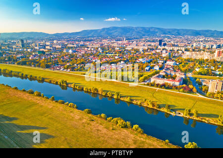 Fiume Sava e Zagabria cityscape vista aerea, capitale della Croazia Foto Stock