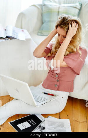 La donna lo studio a casa Foto Stock