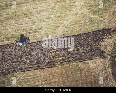 Vista aerea del trattore arare il campo Foto Stock