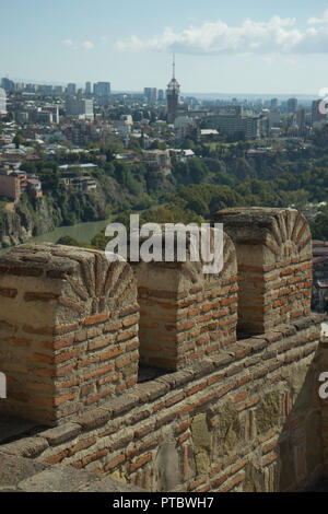 La chiesa di San Nicola dalla parete della fortezza di Narikala di Tbilisi, Georgia Foto Stock