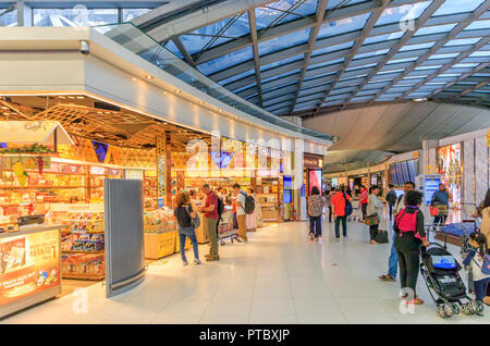 Negozio duty free all'Aeroporto Suvarnabhumi Foto Stock