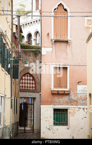 Tipica strada a Venezia Italia Foto Stock