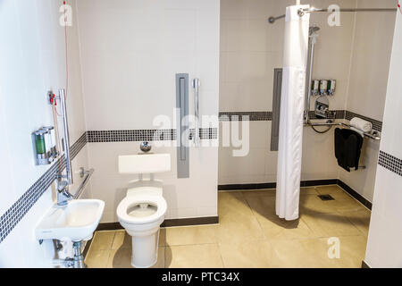 London England,UK,South Bank,Lambeth,Hampton Hilton Waterloo,hotel,camera per gli ospiti,disabili esigenze speciali,bagno per disabili,accesso per sedia a rotelle Foto Stock