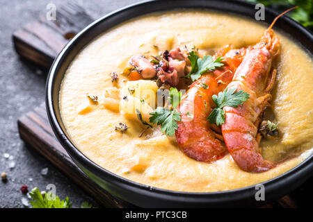 Zuppa di zuppa di pesce con gamberi e gamberetti. Foto Stock