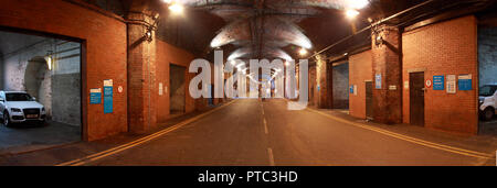 Leeds archi scuro al di sotto della stazione di Leeds Foto Stock