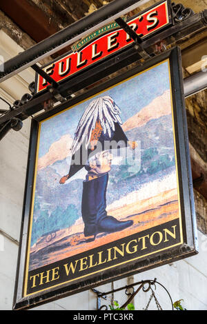 London England,UK,Lambeth,Waterloo,South Bank,The Wellington,hotel,public house,pub tradizionale,bar lounge pub,esterno,cartello da pub pittorico,Fuller's Br Foto Stock