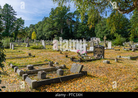 Vista su vecchie e nuove tombe presso il Cimitero di Hollybrok in Southampton, England, Regno Unito Foto Stock