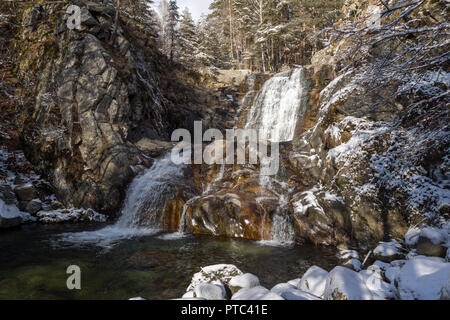 Paesaggio invernale di Popina Laka cascata vicino alla città di Sandanski, montagna Pirin, Bulgaria Foto Stock