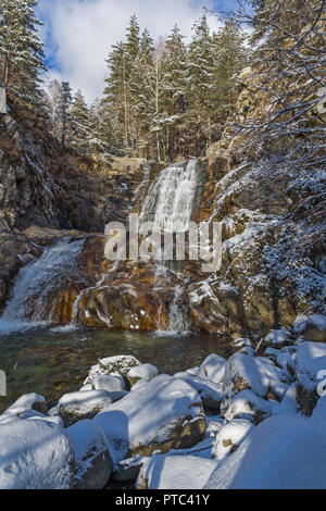 Paesaggio invernale di Popina Laka cascata vicino alla città di Sandanski, montagna Pirin, Bulgaria Foto Stock