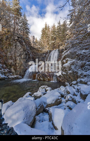 Paesaggio invernale di Popina Laka cascata vicino alla città di Sandanski, montagna Pirin, Bulgaria Foto Stock