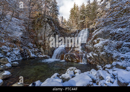 Paesaggio invernale di Popina Laka cascata vicino alla città di Sandanski, montagna Pirin, Bulgaria Foto Stock