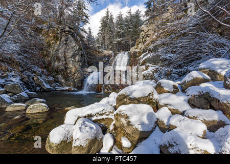 Paesaggio invernale di Popina Laka cascata vicino alla città di Sandanski, montagna Pirin, Bulgaria Foto Stock