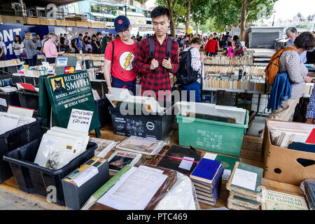 Londra Inghilterra,UK,Regno Unito Gran Bretagna,Lambeth South Bank,Thames River Water,lungofiume,argine,Southbank Centre Center,Book market,vendor v Foto Stock