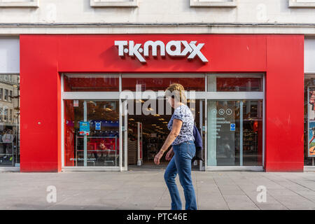 Una donna camminare davanti a un TK MAXX negozio di fronte in Inghilterra meridionale, Regno Unito, Europa Foto Stock