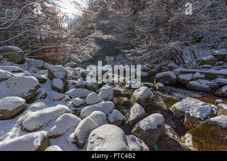 Paesaggio invernale di Popina Laka cascata vicino alla città di Sandanski, montagna Pirin, Bulgaria Foto Stock