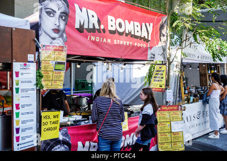 Londra Inghilterra,UK,Lambeth South Bank,Southbank Centre Center,Food Market,venditori venditori bancarelle stand mercato stand mercato,buyer comprando vendere,kio Foto Stock