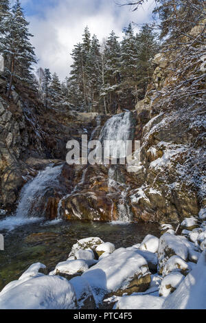 Paesaggio invernale di Popina Laka cascata vicino alla città di Sandanski, montagna Pirin, Bulgaria Foto Stock