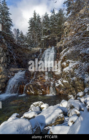 Paesaggio invernale di Popina Laka cascata vicino alla città di Sandanski, montagna Pirin, Bulgaria Foto Stock