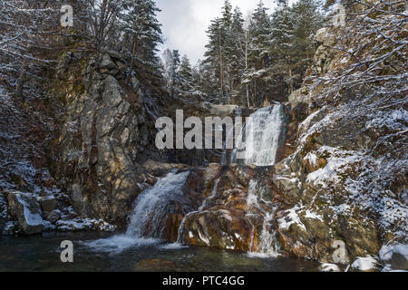 Paesaggio invernale di Popina Laka cascata vicino alla città di Sandanski, montagna Pirin, Bulgaria Foto Stock