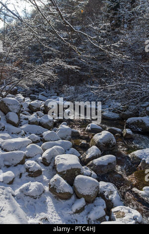 Paesaggio invernale di Popina Laka cascata vicino alla città di Sandanski, montagna Pirin, Bulgaria Foto Stock