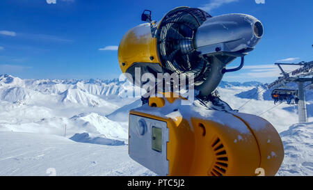 Close up mage di un arancione cannoni da neve nelle alpi Foto Stock