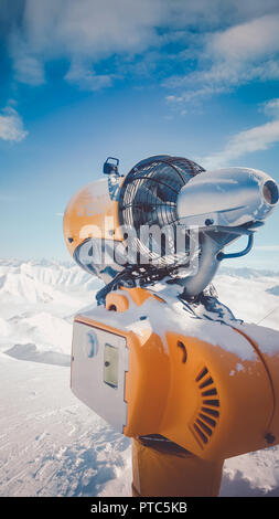 Close up mage di un arancione cannoni da neve nelle alpi Foto Stock