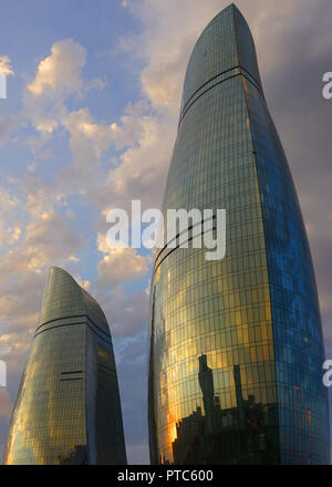 Vista di due torri a fiamma a Baku mentre le nuvole di pioggia sono alla portata di questo spettacolo Foto Stock