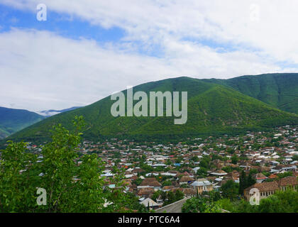 Meravigliosa città Sheki con paesaggio panoramico vista montagna Foto Stock