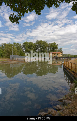 Belgiardino canal con riflessioni e nuvole Foto Stock