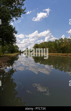 Belgiardino canal con riflessioni e nuvole Foto Stock