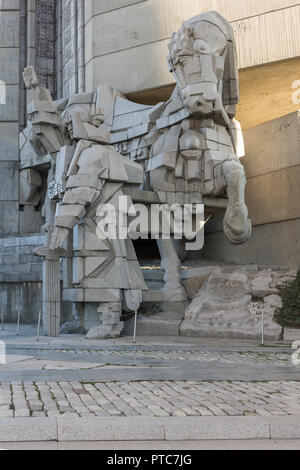 SHUMEN, Bulgaria - 10 Aprile 2017: vista al tramonto di fondatori di stato bulgaro monumento vicino alla città di Shumen, Bulgaria Foto Stock