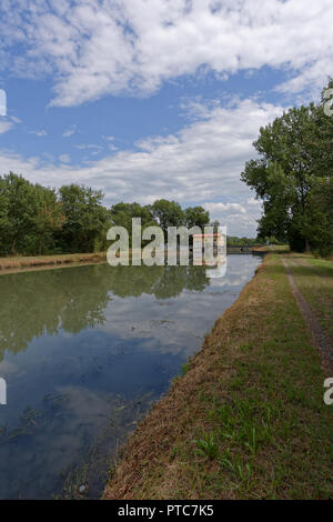 Belgiardino canal con riflessioni e nuvole Foto Stock