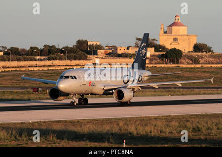 CSA Czech Airlines Airbus A319 aereo di linea a Skyteam di colori sulla pista durante il decollo da Malta al tramonto. Viaggi aerei nell'Unione europea. Foto Stock