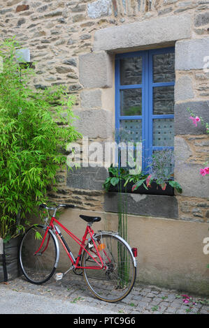 Elegante bicicletta rosso parcheggiato in una strada francese Foto Stock