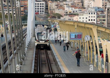 Treno della metropolitana alla stazione di Halic sul Golden Horn metro bridge ad Istanbul in Turchia Foto Stock
