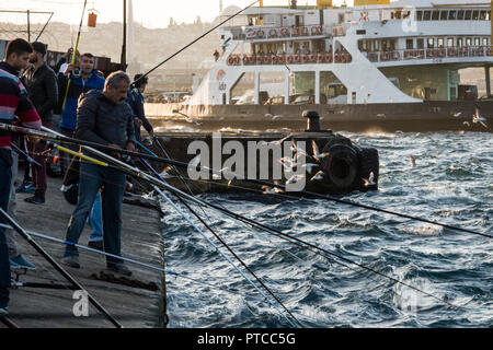 Bagno turco agli uomini la pesca sportiva lungo il Bosforo ad Istanbul in Turchia Foto Stock