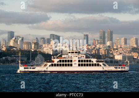 Traghetto passeggero sul Bosforo ad Istanbul in Turchia Foto Stock