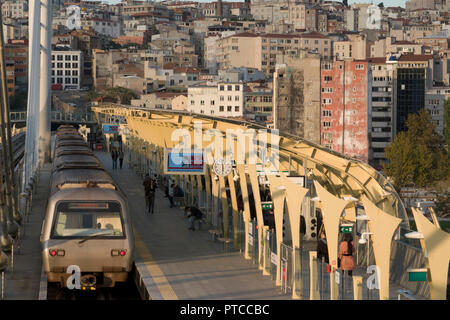 Treno della metropolitana alla stazione di Halic sul Golden Horn metro bridge ad Istanbul in Turchia Foto Stock