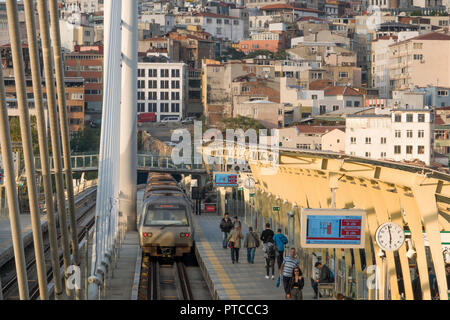 Treno della metropolitana alla stazione di Halic sul Golden Horn metro bridge ad Istanbul in Turchia Foto Stock