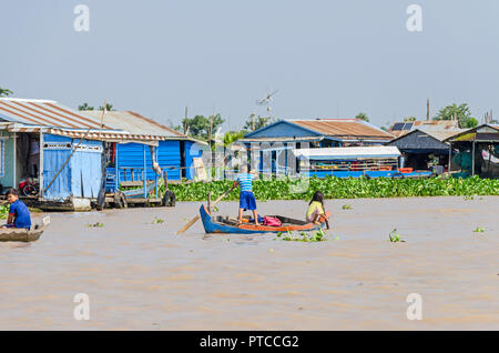 Siem Reap, Cambogia - 11 Aprile 2018: Uno dei villaggi galleggianti intorno a Siem Reap sul lago Tonle Sap coperto con invasiva giacinto di acqua Foto Stock
