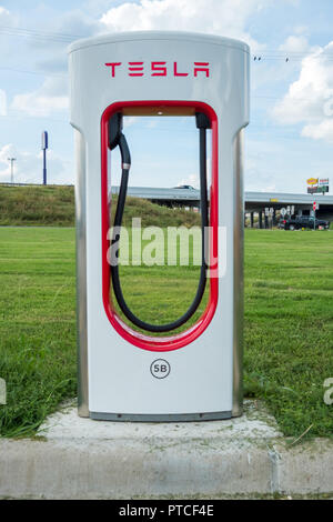 WAXAHACHIE, Texas, Stati Uniti d'America - 1 Ottobre 2018 - Tesla destinazione stazione caricabatterie situato al di fuori della Interstate I-35. Vi è una grande e crescente rete di acc Foto Stock