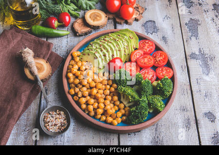 Vegano sano con insalata di avocado , ceci , broccoli , pomodoro Foto Stock