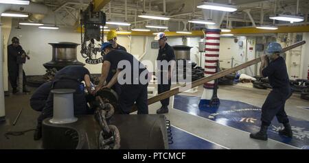 Oceano atlantico (11 luglio 2017) marinai impostare il tappo alloggiamento sulla catena di ancoraggio durante un ancoraggio evoluzione nel castello di prua dell'assalto anfibio nave USS Iwo Jima (LHD 7). Iwo Jima è attualmente in corso con lo squadrone anfibio (PHIBRON) Quattro e il ventiseiesimo Marine Expeditionary Unit (MEU) di conduzione PHIBRON-MEU Formazione integrata per la preparazione del loro imminente distribuzione. Foto Stock