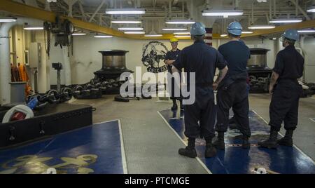 Oceano atlantico (Luglio 11, 2017) di Boatswain Mate 2a classe Corey Vanbeveren incarica i marinai durante un ancoraggio evoluzione nel castello di prua dell'assalto anfibio nave USS Iwo Jima (LHD 7). Iwo Jima è attualmente in corso con lo squadrone anfibio (PHIBRON) Quattro e il ventiseiesimo Marine Expeditionary Unit (MEU) di conduzione PHIBRON-MEU Formazione integrata per la preparazione del loro imminente distribuzione. Foto Stock