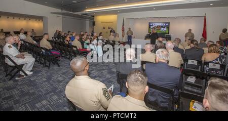 Ilaria San Giovanni, nipote di Clifford battaglie, parla agli ospiti che frequentano la U.S. Marine Corps Sports Hall of Fame cerimonia di investitura presso il Museo Nazionale del Marine Corps, Triangolo, Virginia, luglio 12, 2017. Battaglie entrato a far parte della National Football League nel 1931 e ha giocato per la Boston Braves fino al 1937 e servito come una preparazione atletica e ricreazione Officer negli Stati Uniti Marine Corps dal 1943 al 1952. Foto Stock