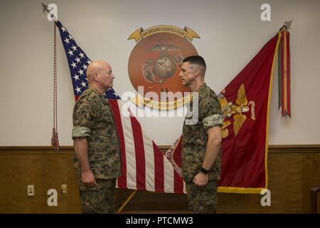 Stati Uniti Marines, famiglia e amici si incontrano per il Mag. Gen. Robert F. Castellvi della cerimonia di promozione su Camp Lejeune, N.C., 11 luglio, 2017. Castellvi è stato promosso dal generale di brigata a maggiore generale mediante il Mag. Gen. Walter L. Miller. Foto Stock