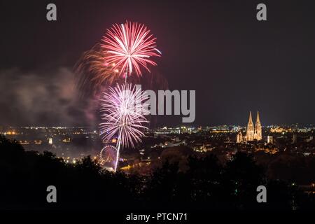 Fuochi d'artificio del Herbstdult con ruota panoramica Ferris e cattedrale di Regensburg, Germania Foto Stock